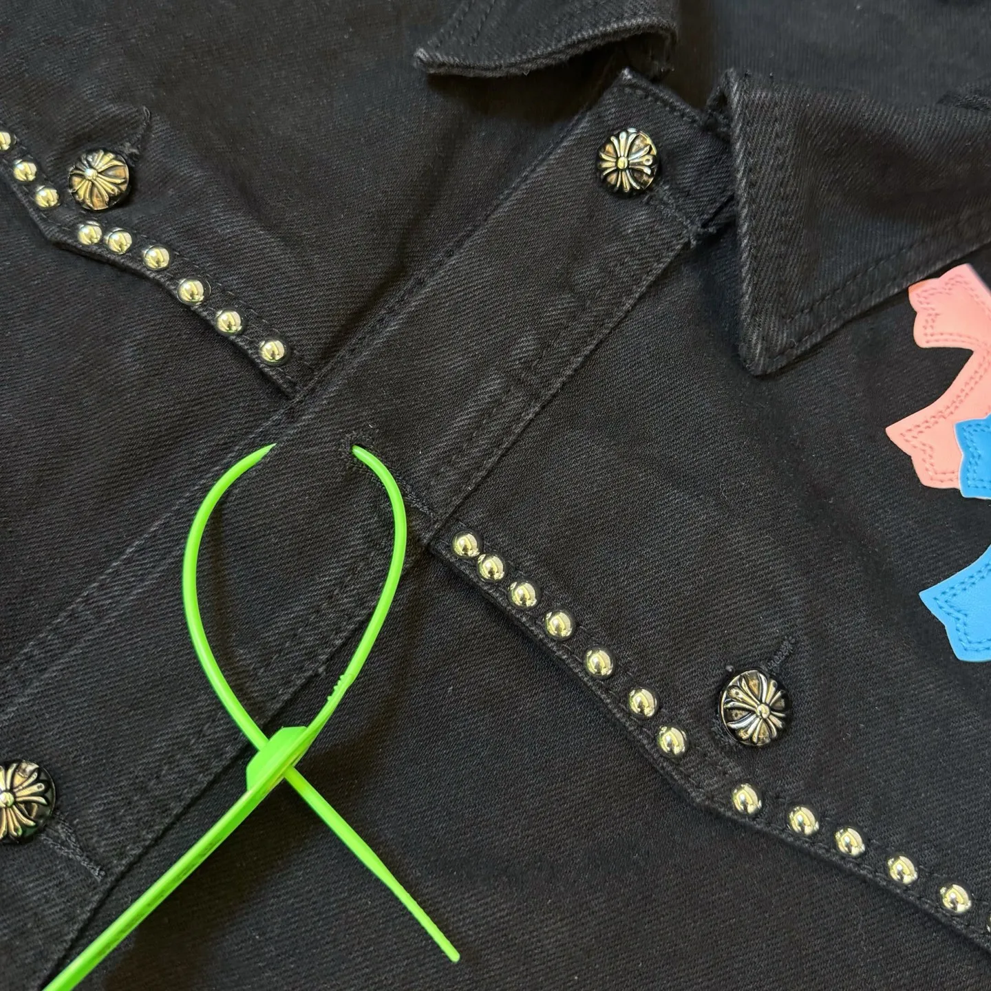 P300 model number: D352 Chrome hearts Crow contrasting leather rivet denim jacket SIZE#S m l xl